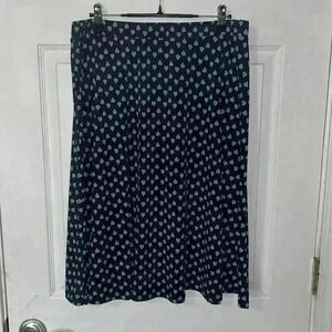 Gilli flowy navy and white patterned skirt. Size XXL. Like new.